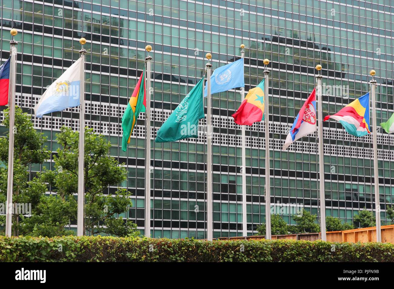 NEW YORK, USA - Juli 1, 2013: Fahnen vor dem Gebäude der Vereinten Nationen in New York. Uno ist eine friedenserhaltende Organisation mit 193 Mitgliedstaaten. Stockfoto