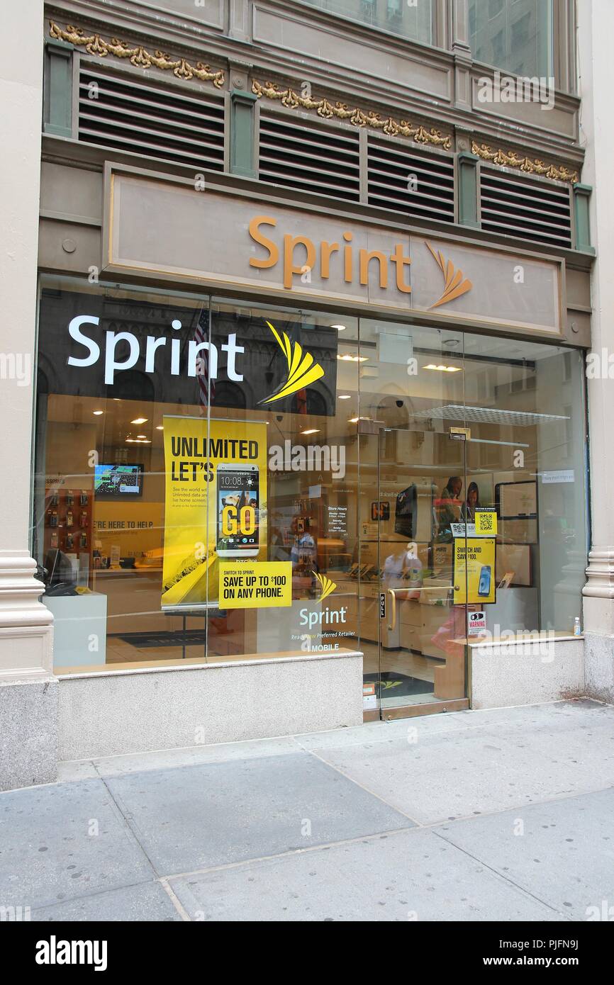 NEW YORK, USA - Juli 1, 2013: Sprint Mobile Operator shop in New York. Der Sprint Corporation ist der drittgrößte US-Mobilfunkanbieter mit 53,6 Stockfoto