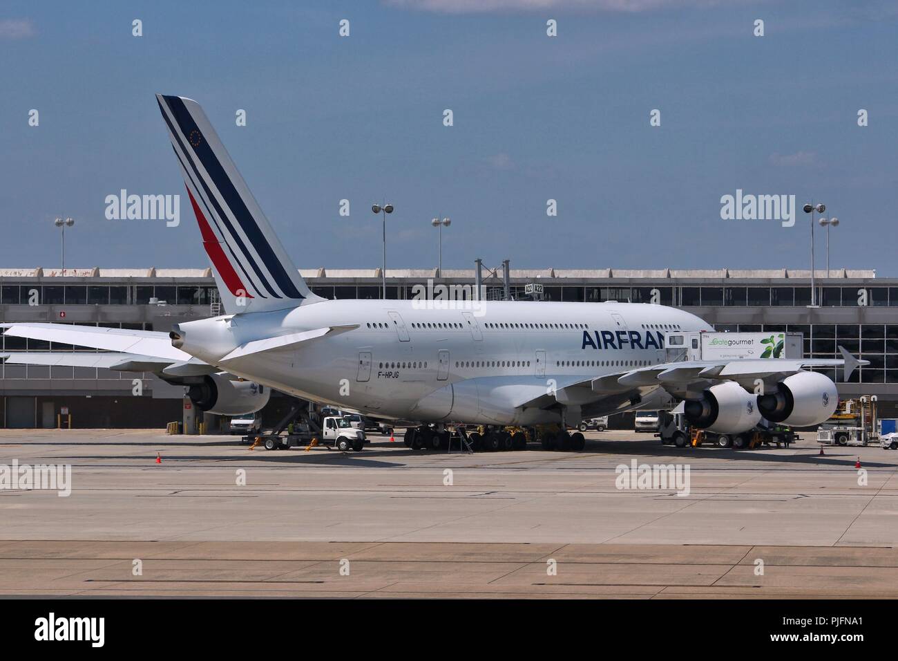 WASHINGTON, USA - Juni 15, 2013: Leute board Air France Airbus A380 am Dulles International Airport in Washington, DC, USA. A380 ist das größte passe Stockfoto