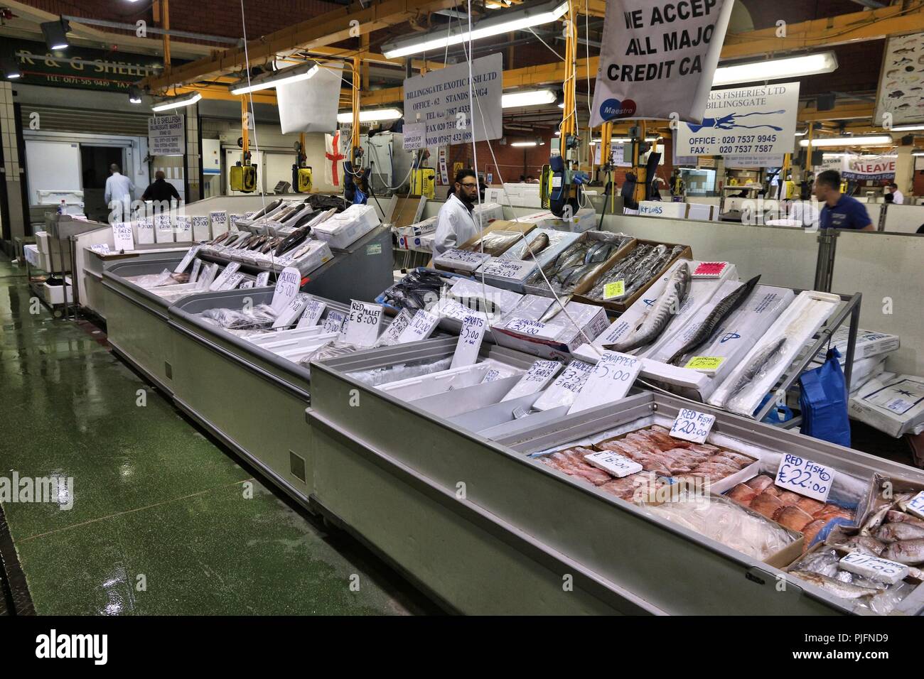 LONDON, Großbritannien - 8. JULI 2016: Händler verkaufen Meer Essen in Billingsgate Fish Market in London, UK. Der Markt befindet sich an der Insel Hunde entfernt und ist einer der größten Stockfoto
