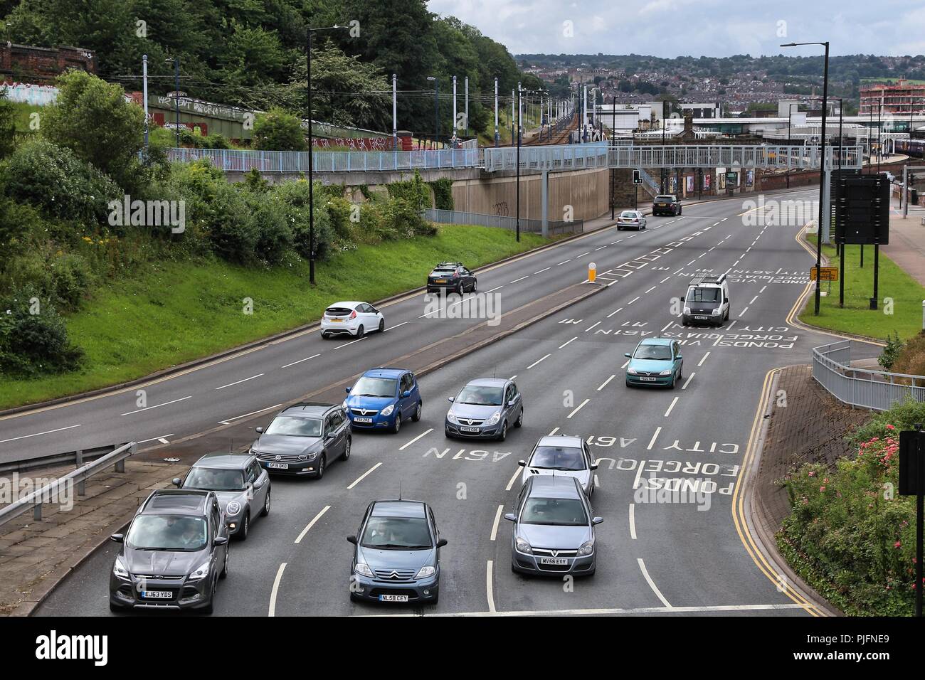 SHEFFIELD, Großbritannien - 10 JULI 2016: Leute fahren auf einer mehrspurigen Straße in Sheffield, Großbritannien. Großbritannien hat 519 Fahrzeuge pro 1000 Einwohner. Stockfoto