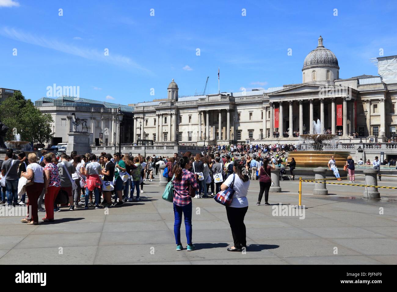 LONDON, Großbritannien - 6. JULI 2016: die Menschen besuchen Trafalgar Square in London. Der Platz ist ein Teil der Stadt von Westminster und wurde in 1840 gebaut. Stockfoto