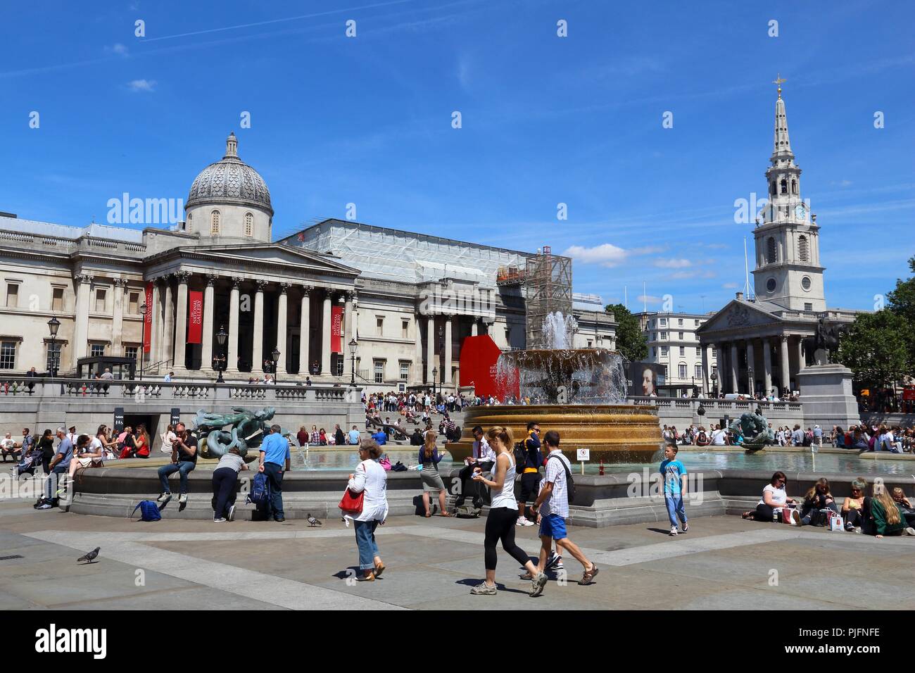 LONDON, Großbritannien - 6. JULI 2016: die Menschen besuchen Trafalgar Square in London. Der Platz ist ein Teil der Stadt von Westminster und wurde in 1840 gebaut. Stockfoto
