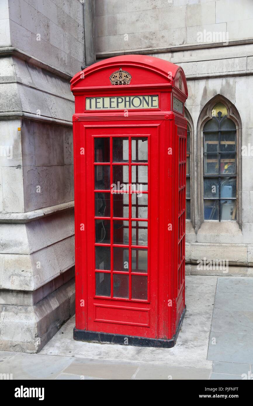 London phone Box - rotes Telefon Kiosk in Großbritannien. Stockfoto