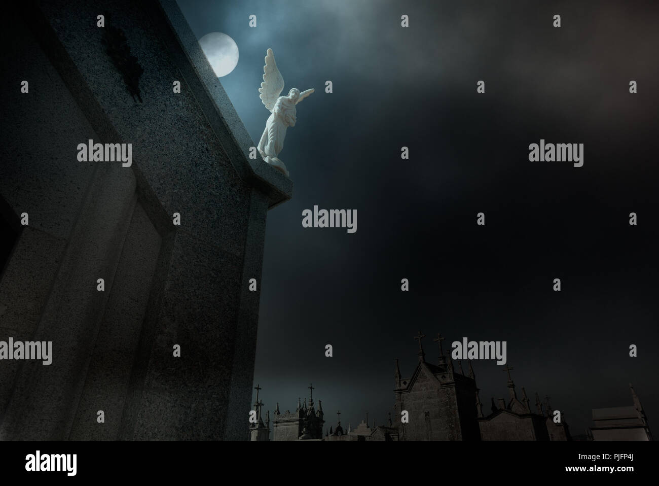 Der alte Friedhof Engel in einem bewölkten Vollmond Nacht. Einige digitale Rauschen hinzugefügt. Stockfoto
