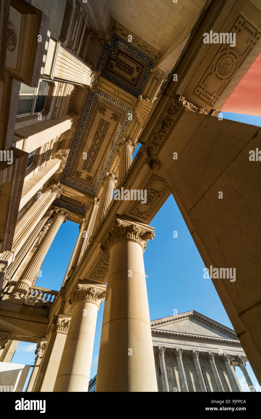 Die klassischen Portikus der Birmingham Museum & Art Gallery, England Stockfoto