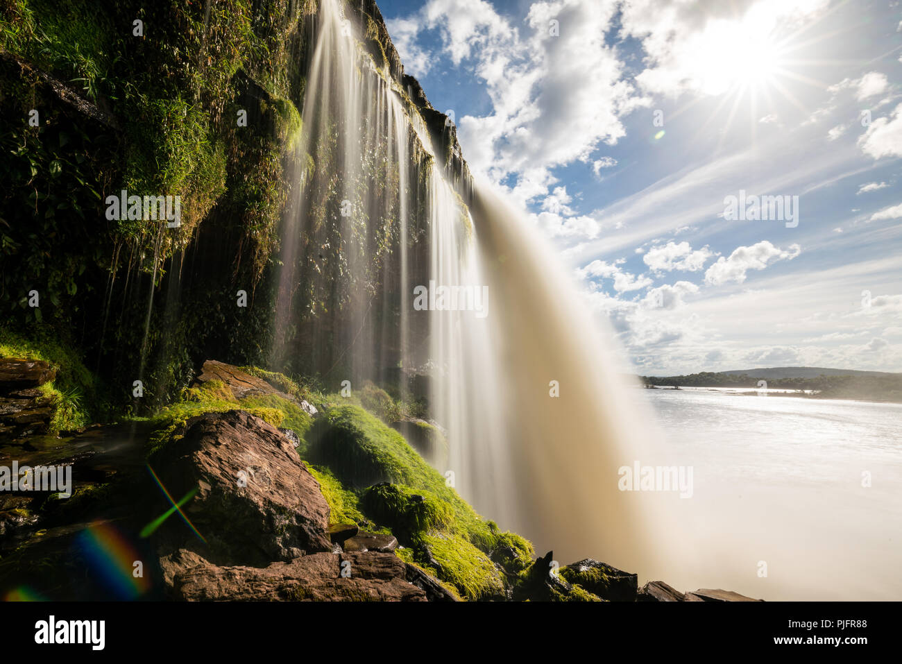 Grossen Wasserfall an der Lagune von Canaima in Venezuela, der an einem sonnigen Tag Stockfoto