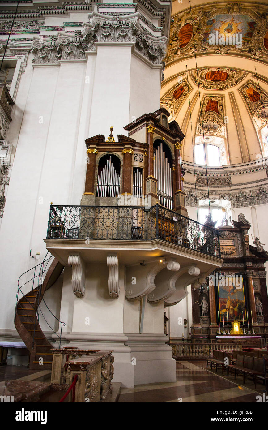 Salzburger Domtreppe zum Orgelloft und italienischer Barockkuppel, Österreich. Stockfoto