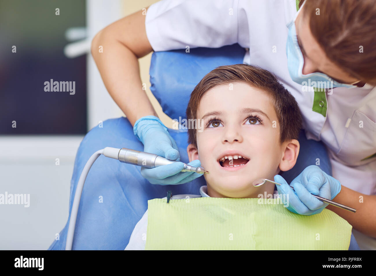 Ein Kind Mit Einem Zahnarzt In Einer Zahnarztpraxis Stockfoto