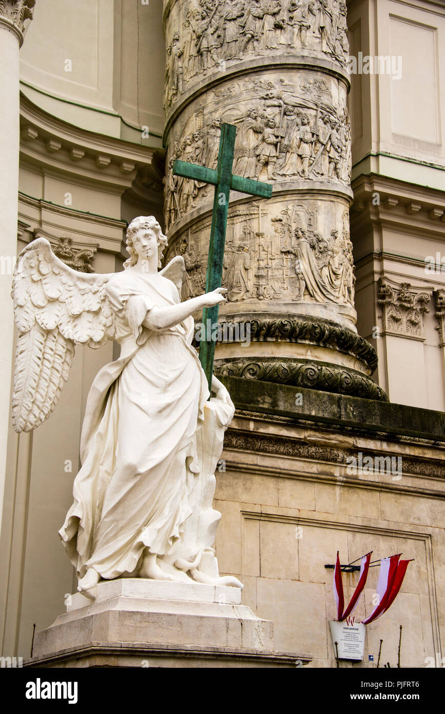 Spiralförmige, narrative Flachreliefsäulen der St. Charles Borromeo Kirche in Wien, Österreich. Stockfoto