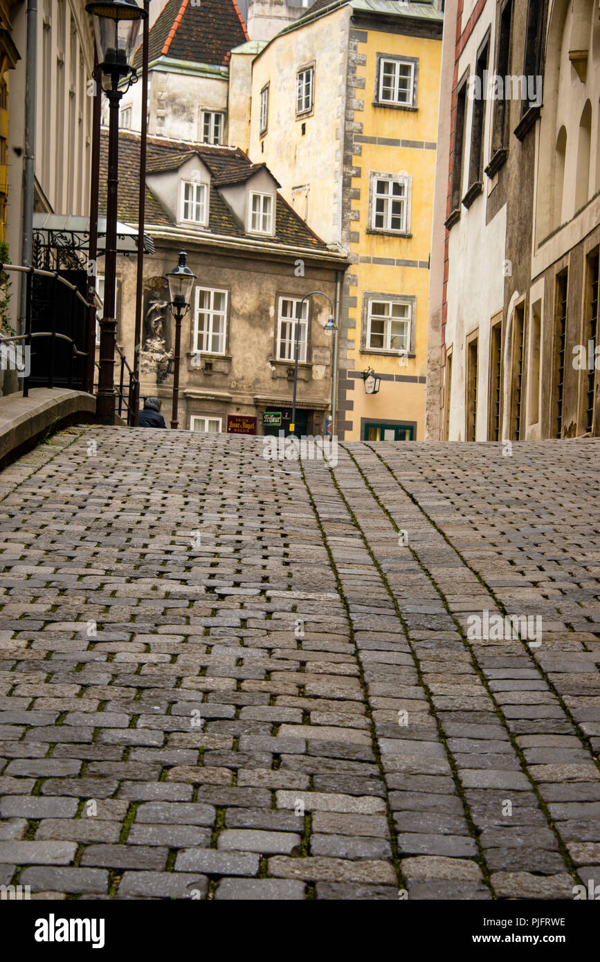 Kopfsteinpflasterstraßen und mittelalterliche Architektur auf Seitenstraßen  von Wien, Österreich bekannt als Alley Griechengasse Stockfotografie - Alamy