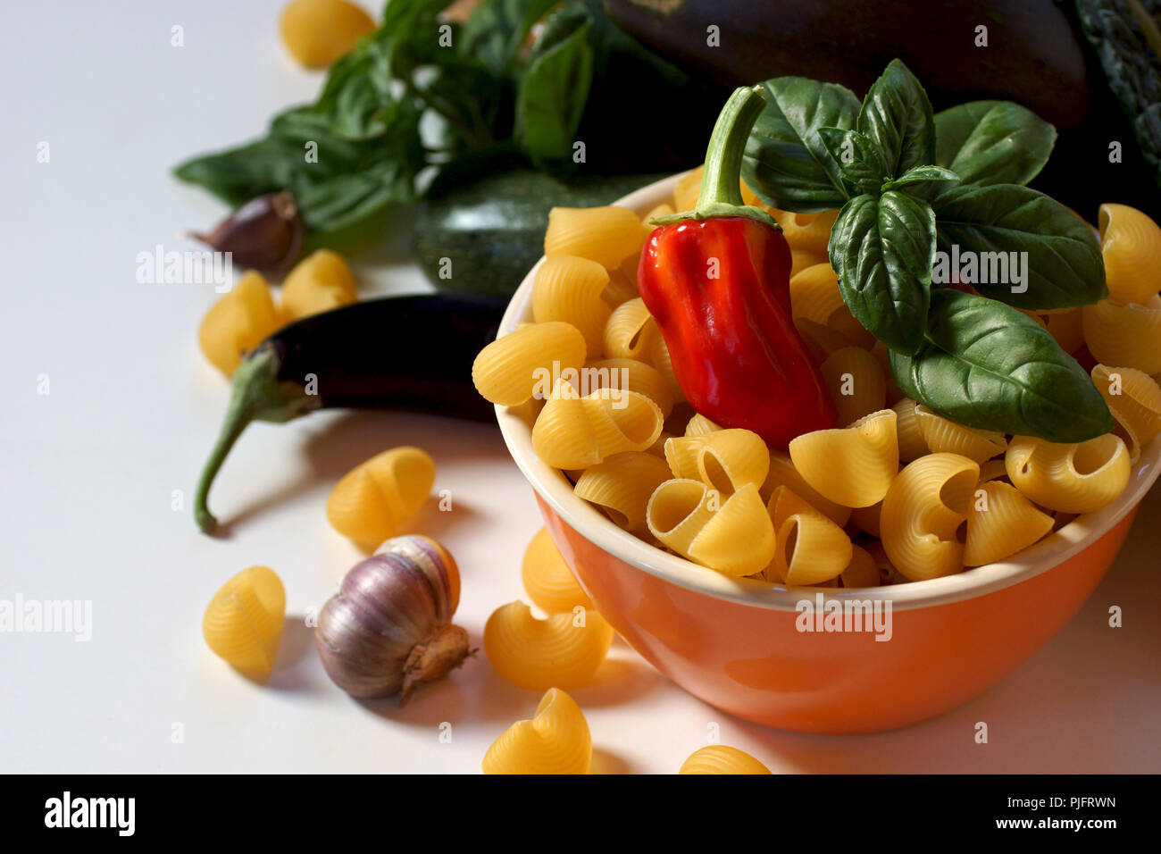 Die Zutaten für die Zubereitung von italienischen Pasta. Noch immer leben von Zucchini, patisson, Aubergine, Paprika, Knoblauch und Pasta. Stockfoto