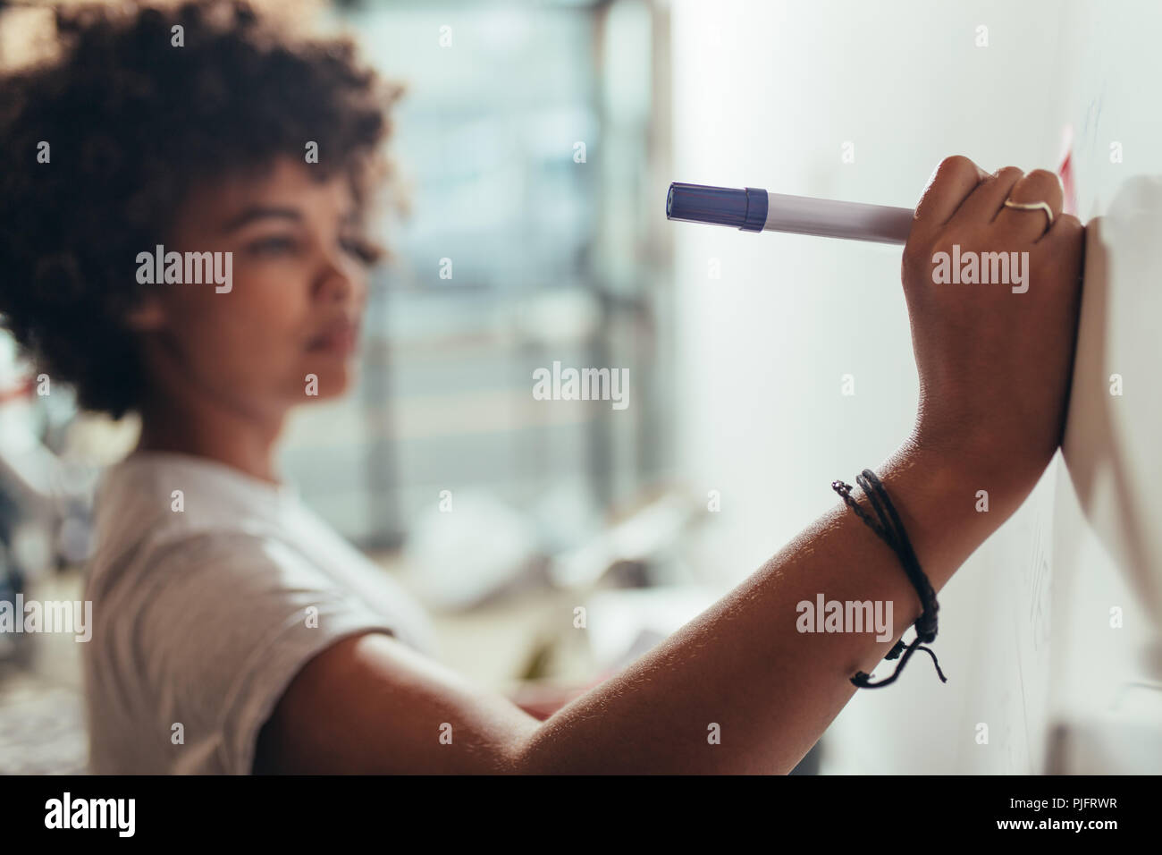Nahaufnahme von Frau schreiben auf White Board während des Projekts treffen. Fokus auf weibliche Hände Schreiben mit einem Stift auf Präsentation. Stockfoto