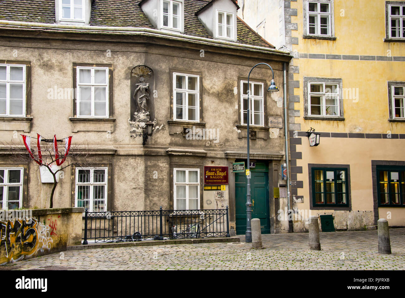 Mittelalterliches Gebäude in Wien, Österreich mit einer Ecknische an der Griechengasse im griechischen Viertel. Stockfoto