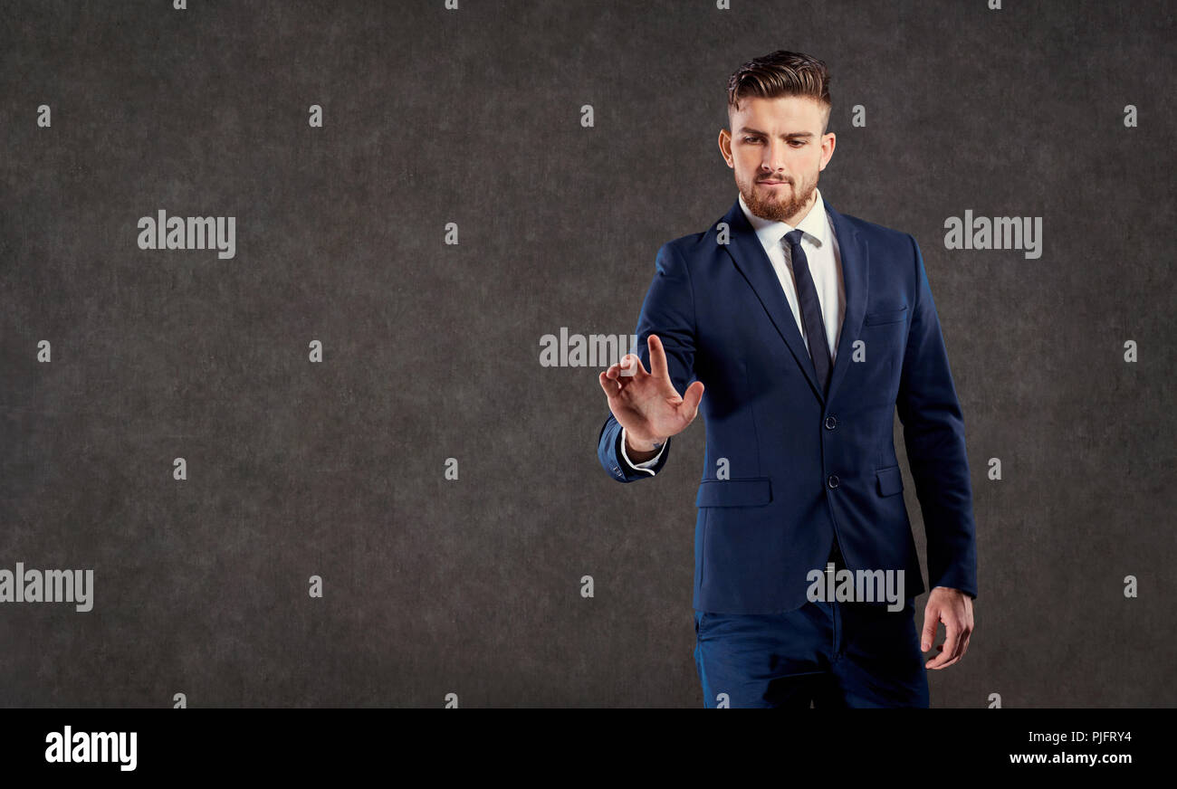 Junge Unternehmer mit einem Bart klicken Sie auf einen Punkt. Stockfoto