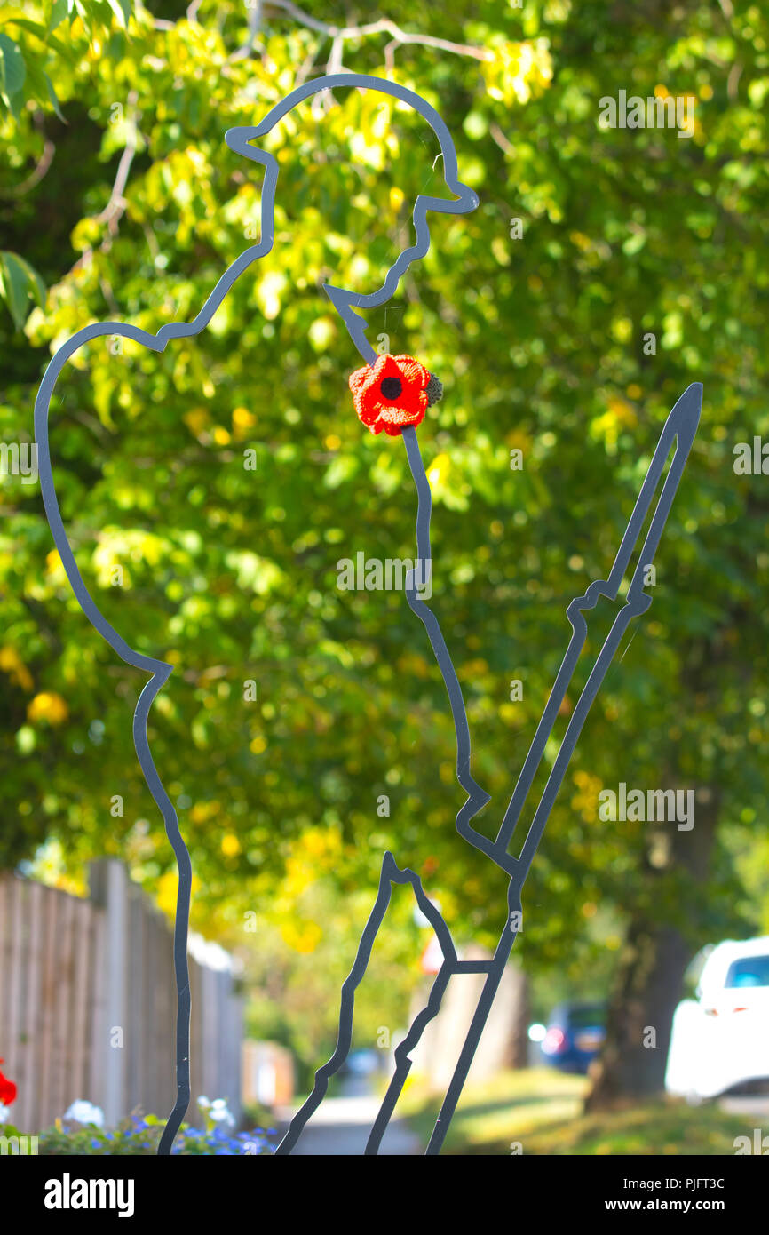 Einen Überblick über ein Soldat wurde im Scholes neben dem Kriegerdenkmal installiert. Die Skulptur ist Teil einer Sammlung, da es aber dort nicht bekannt. Stockfoto