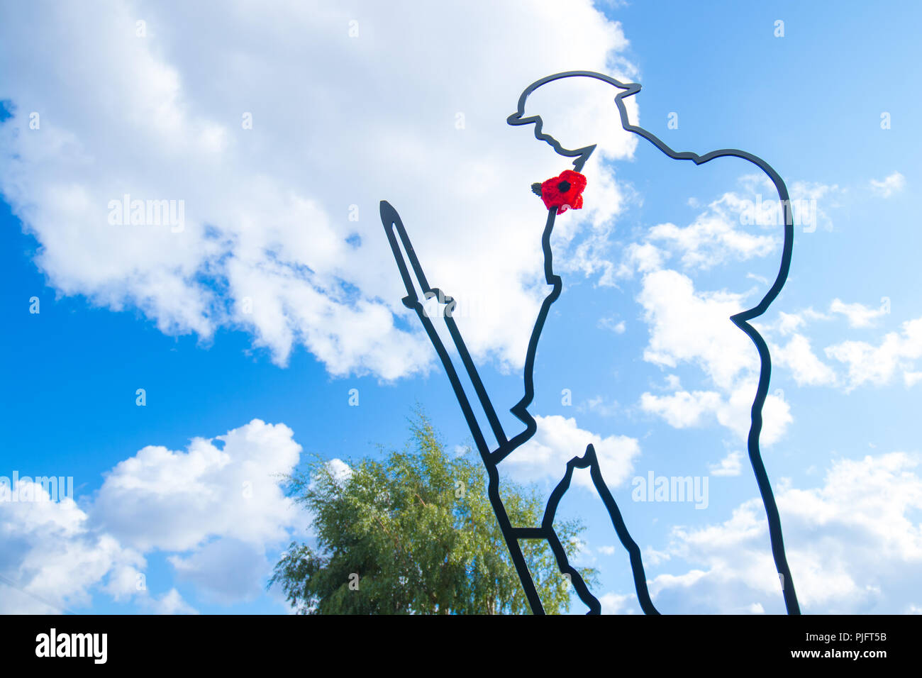 Einen Überblick über ein Soldat wurde im Scholes neben dem Kriegerdenkmal installiert. Die Skulptur ist Teil einer Sammlung, da es aber dort nicht bekannt. Stockfoto