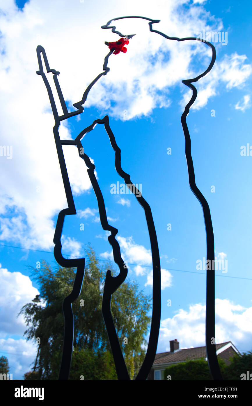 Einen Überblick über ein Soldat wurde im Scholes neben dem Kriegerdenkmal installiert. Die Skulptur ist Teil einer Sammlung, da es aber dort nicht bekannt. Stockfoto