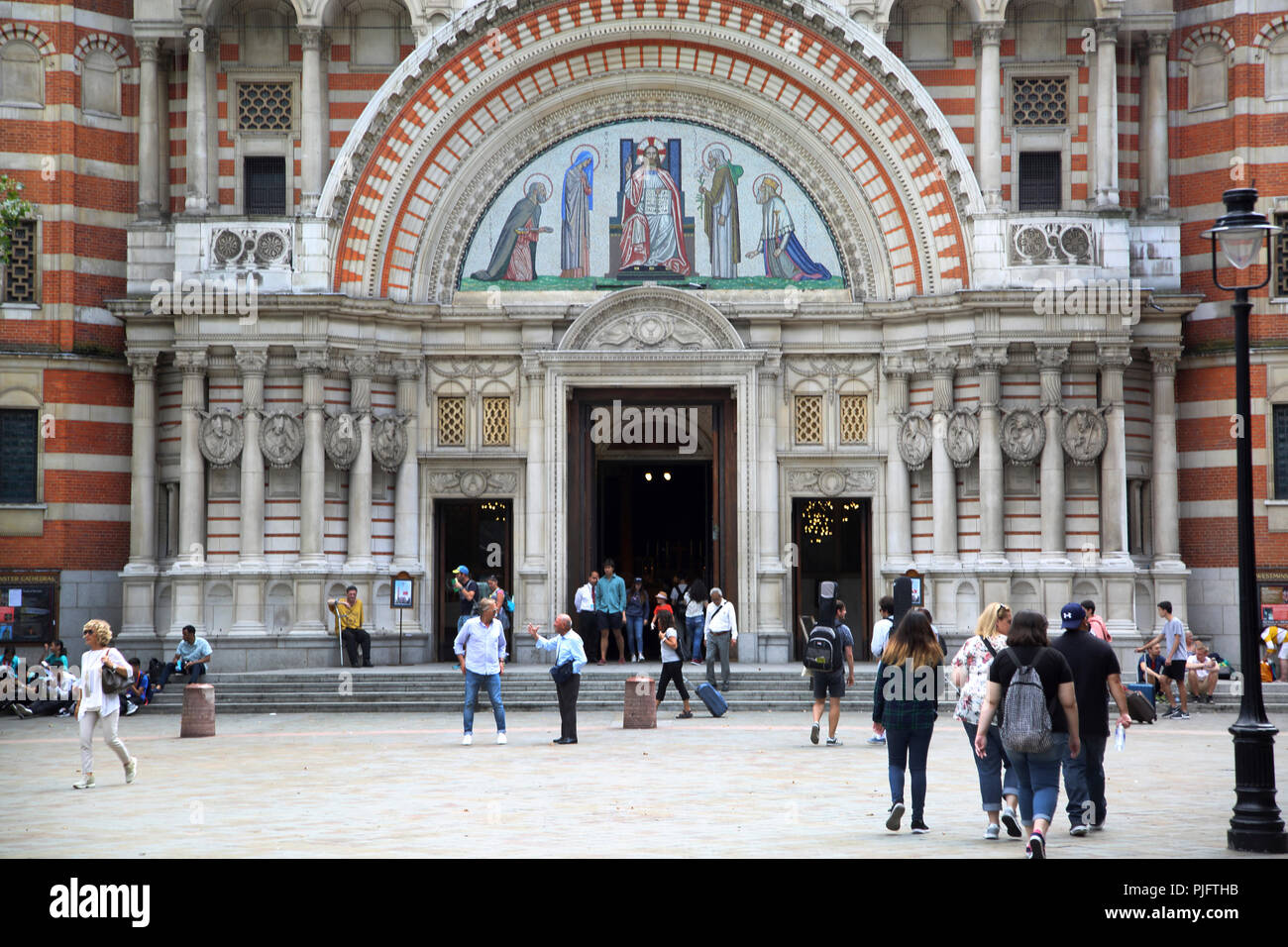 Victoria London England Westminster Cathedral North West Portal Arch Tympanon zeigt Mosaik, Saint Peter, Jungfrau Maria, Jesus Christus als Pantocr Stockfoto