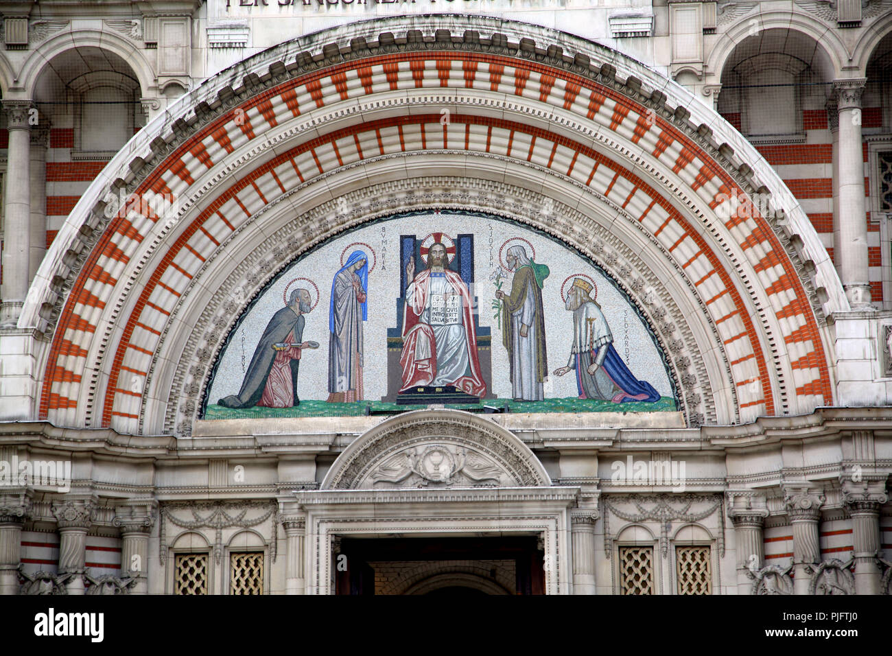 Victoria London England Westminster Cathedral North West Portal Arch Tympanon zeigt Mosaik, Saint Peter, Jungfrau Maria, Jesus Christus als Pantocr Stockfoto