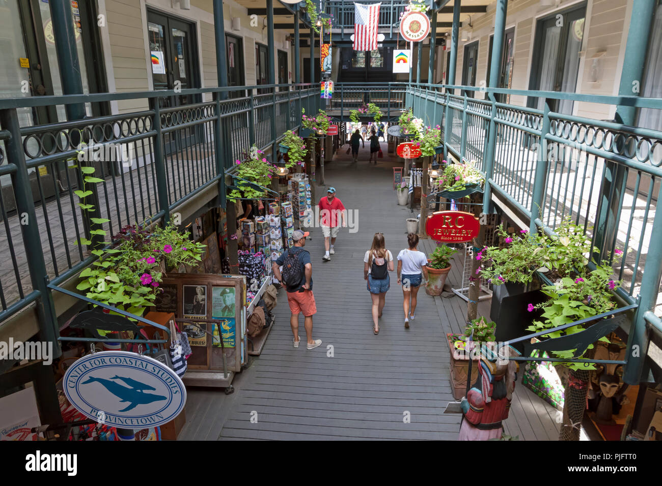 Touristen in der Whaler's Wharf Einkaufszentrum, Provincetown, Cape Cod, Massachusetts. Stockfoto