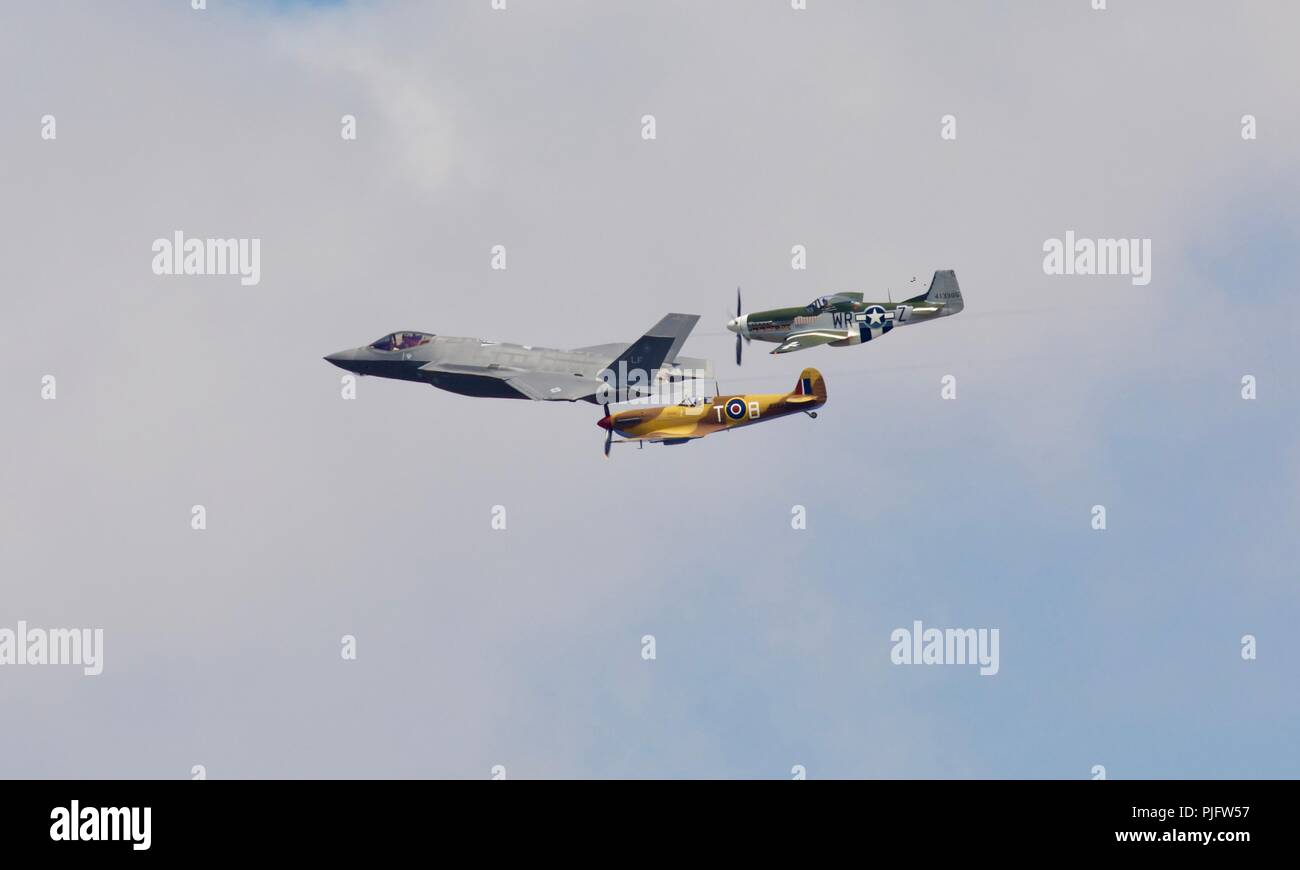 USAF Heritage Flight - Lockheed Martin F-35A Lightning II, North American P-51D Mustang, der hunne Hunter Texas' und BBMF Spitfire MK 356 Stockfoto