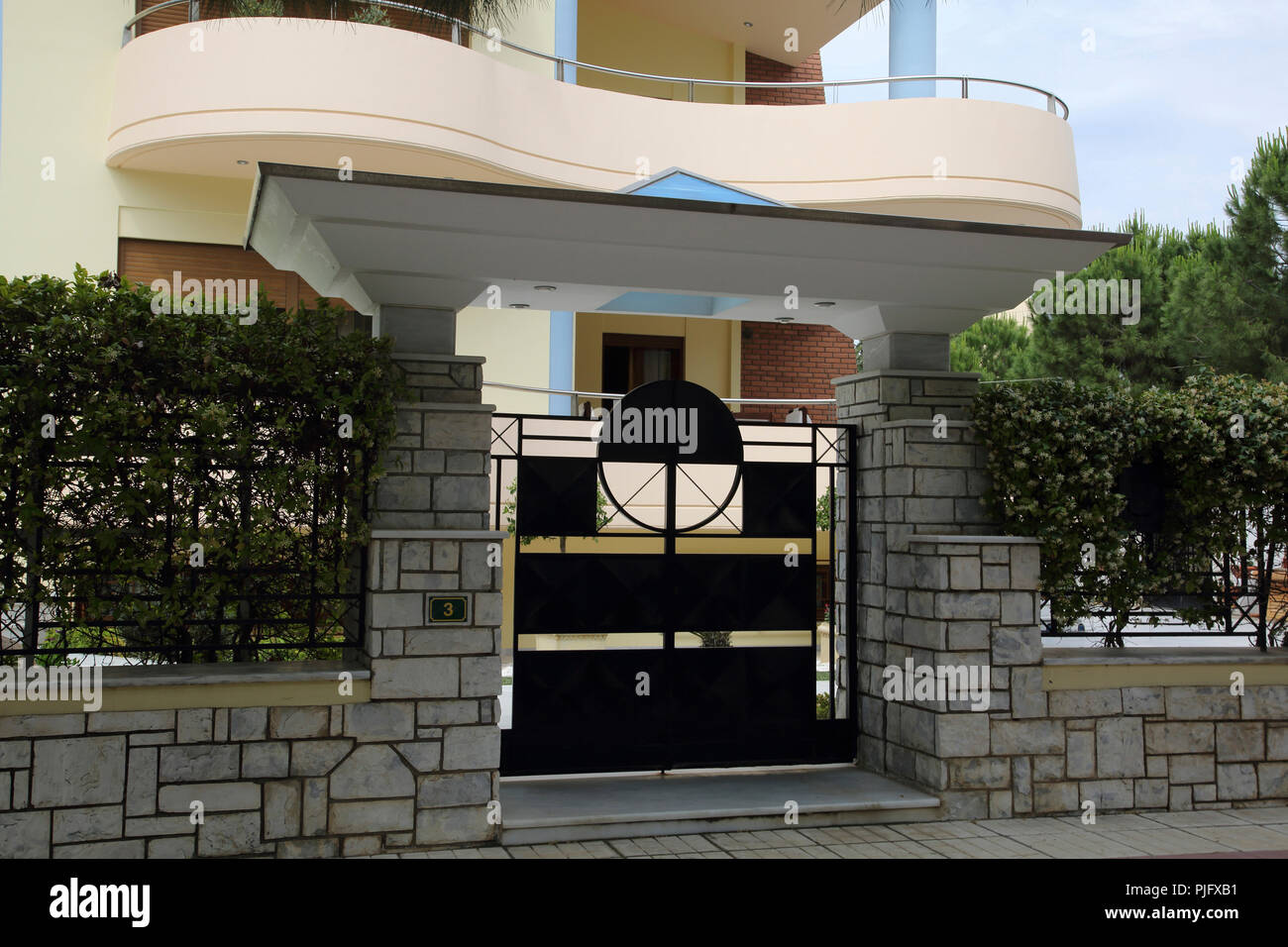 Vouliagmeni ATTIKA Griechenland Art Deco Haus und Tor Stockfoto