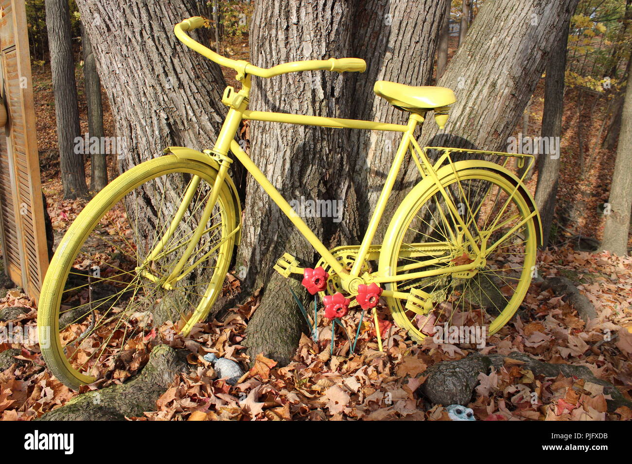 Vintage Yellow Bike als Dekoration in den Wäldern Stockfoto