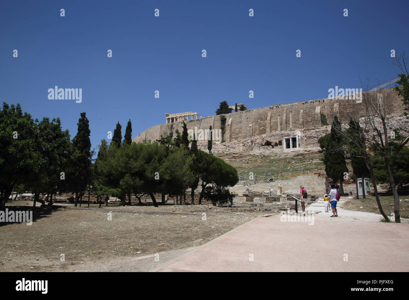 Akropolis Athen Griechenland Panagia Spiliotissa (Unsere Dame der Höhle Kapelle) und über den zwei korinthischen Säulen bleibt Der Choregic Denkmäler von Th Stockfoto