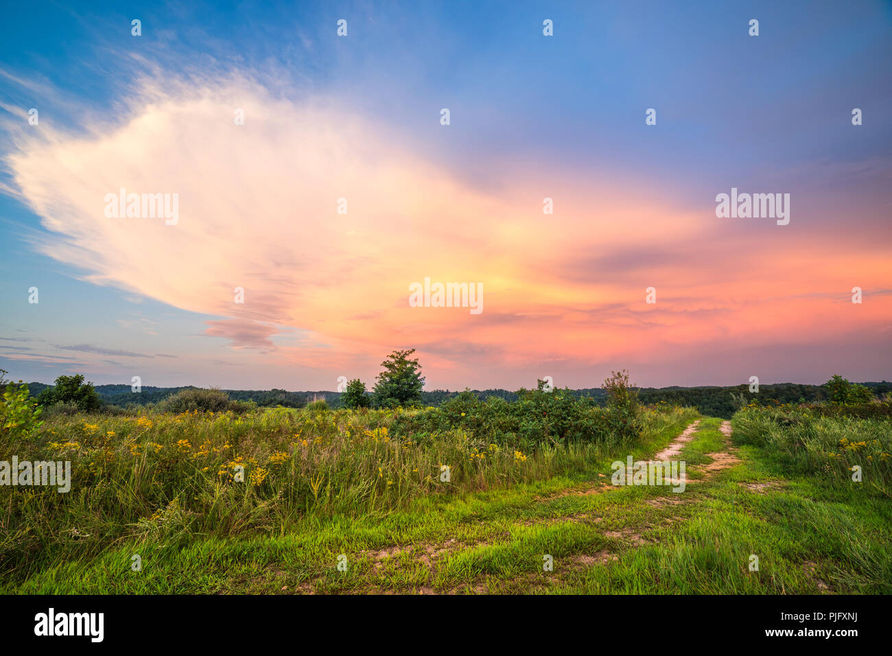 Das Licht der Sonne die Fänge auf Wolken in dieser ländlichen Szene. Stockfoto