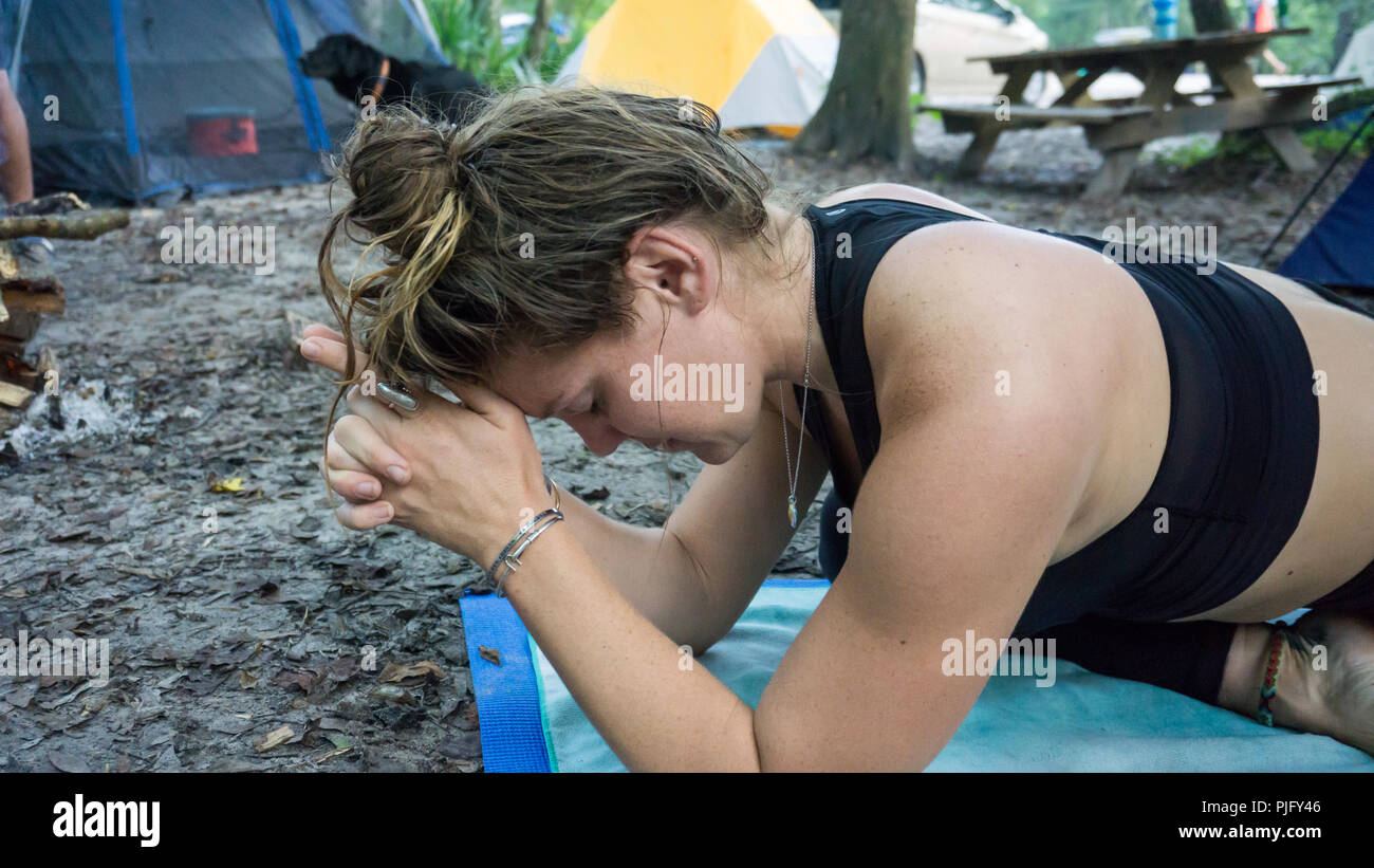 Junge Frau meditieren mit Kali mudra Hände yoga Pose beim camping im Wald Stockfoto