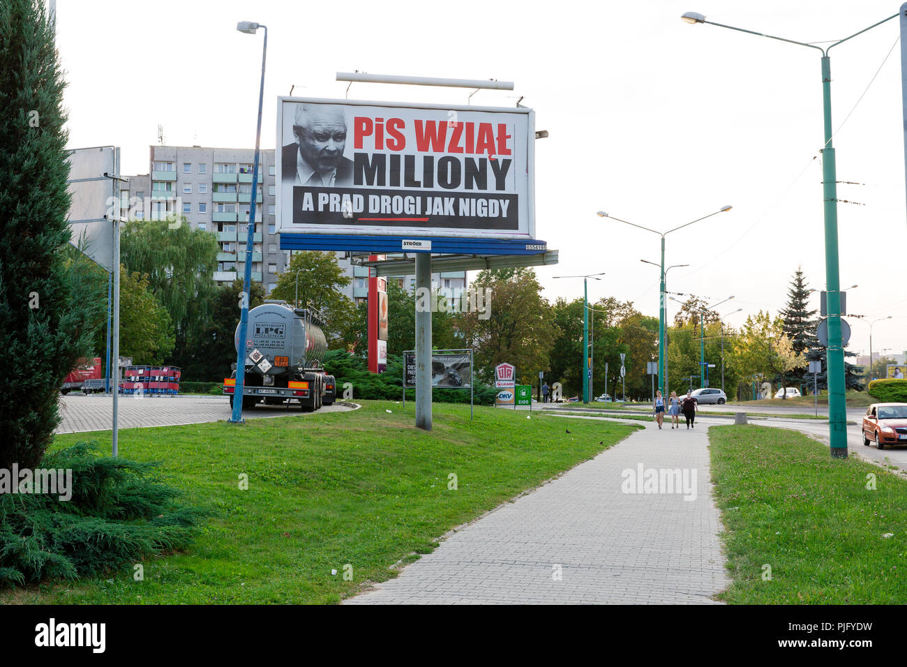 Reklametafeln kritisiert die derzeit herrschenden in Polen politische Partei PiS (Recht und Gerechtigkeit) mit Gesicht der Vorsitzende Jaroslaw Kaczynski. Tychy, Polen Stockfoto