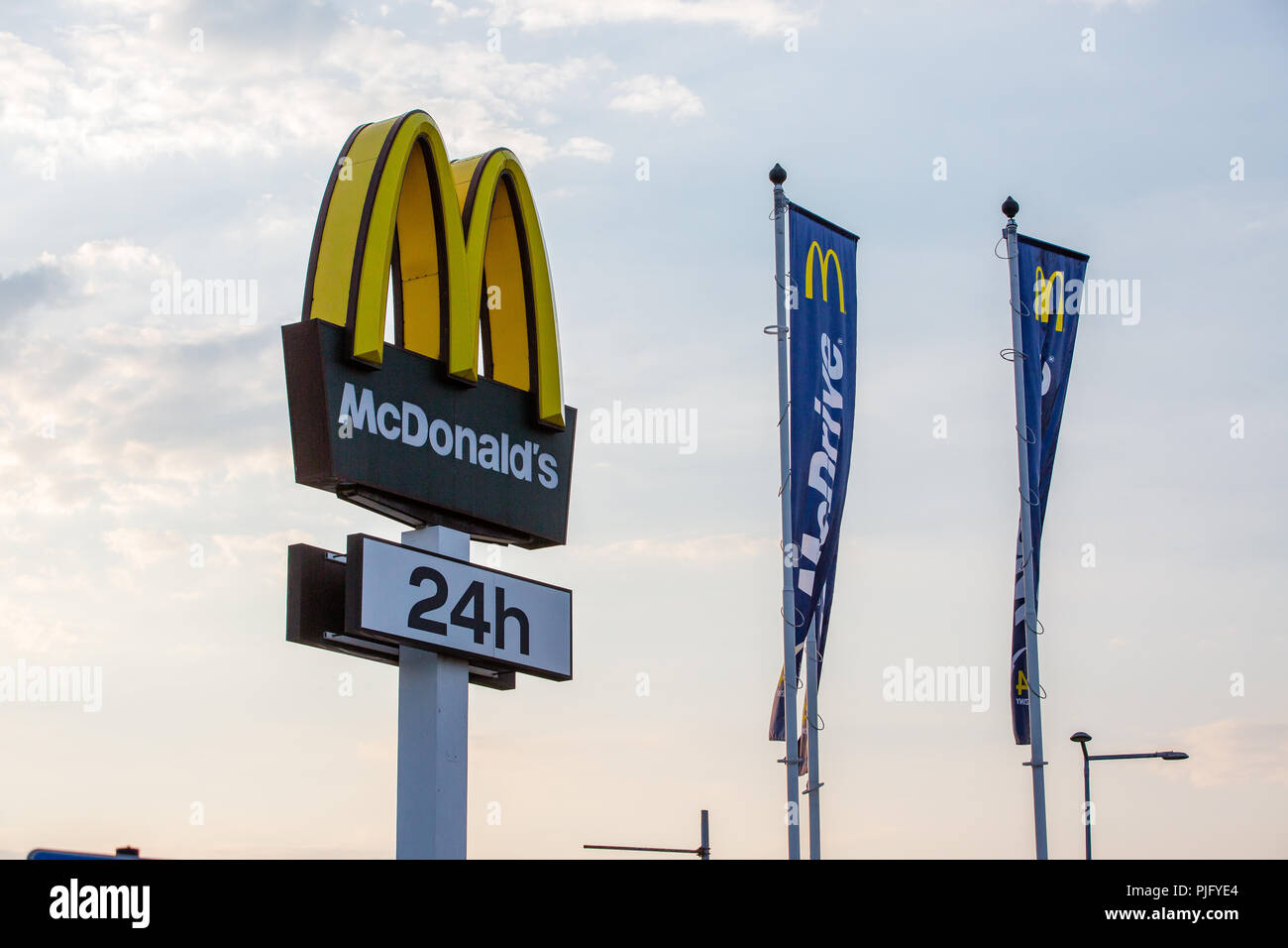 McDonald's Gold Bögen logo unterzeichnen globalen Fast Food Kette in Tychy, Polen Stockfoto