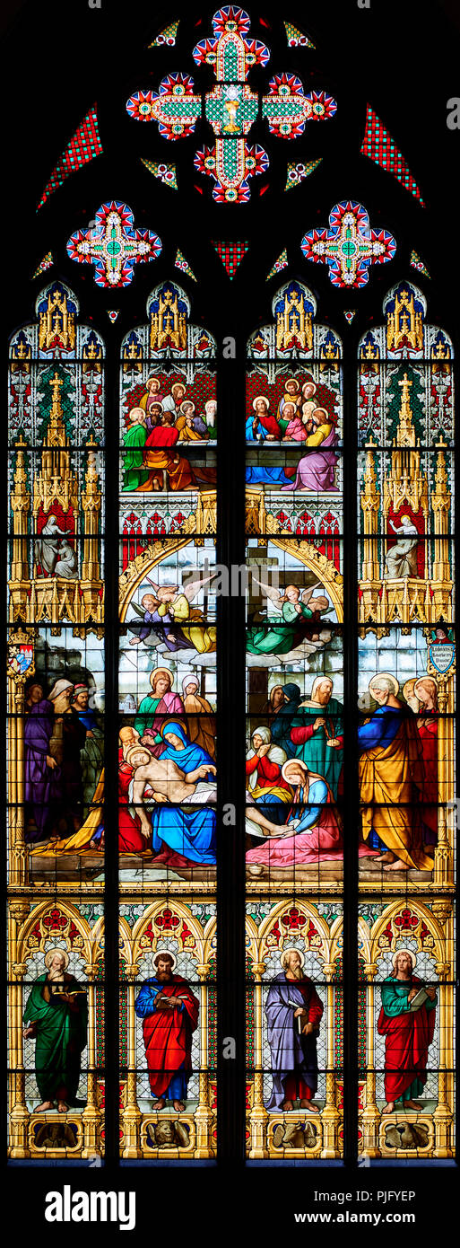 Der Kölner Dom, Glasfenster der Wehklage, 1847, Leichnam Christi auf Knien der Mutter; das Letzte Abendmahl. Stockfoto