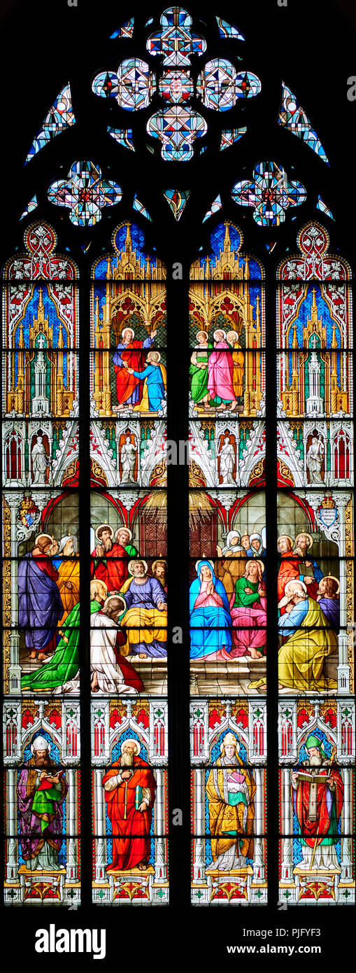 Der Kölner Dom, Glasfenster der Pfingsten, 1848; zeigt die Herabkunft des Heiligen Geistes Stockfoto