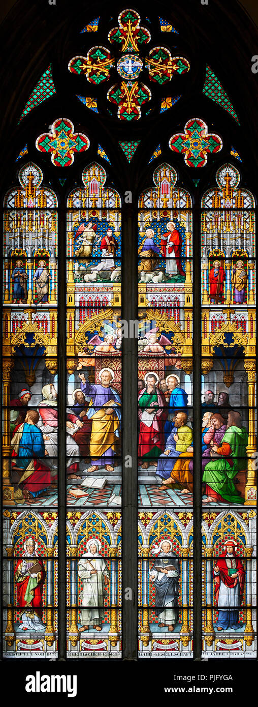 Der Kölner Dom, die Glasfenster von St. Peter, 1876, St. Peter als erstes Oberhaupt der Kirche. Stockfoto