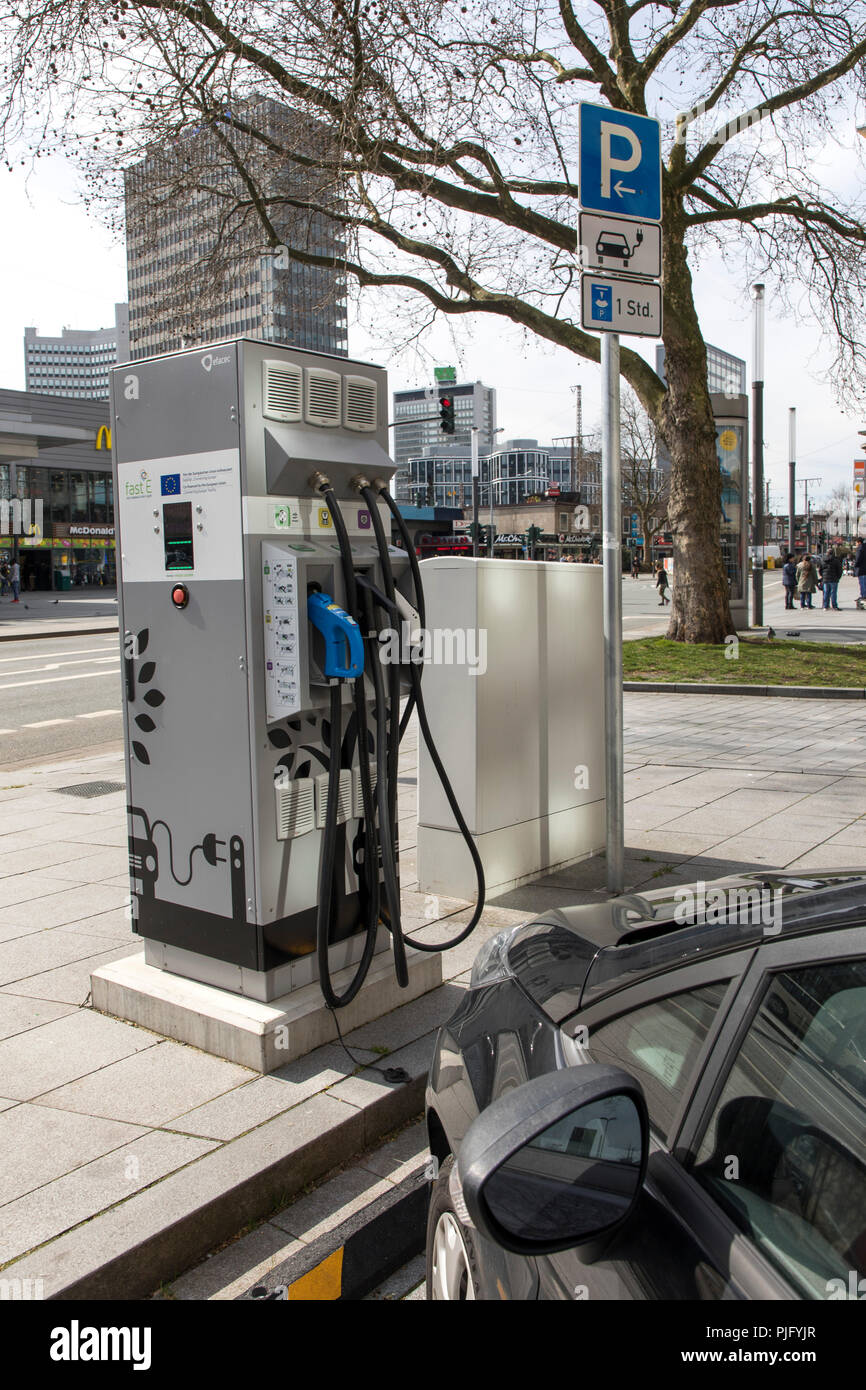 Ladestation für Elektrofahrzeuge, FastE, mit Kabel und Stecker für verschiedene Modelle, die in der Zentrale in Essen. Stockfoto