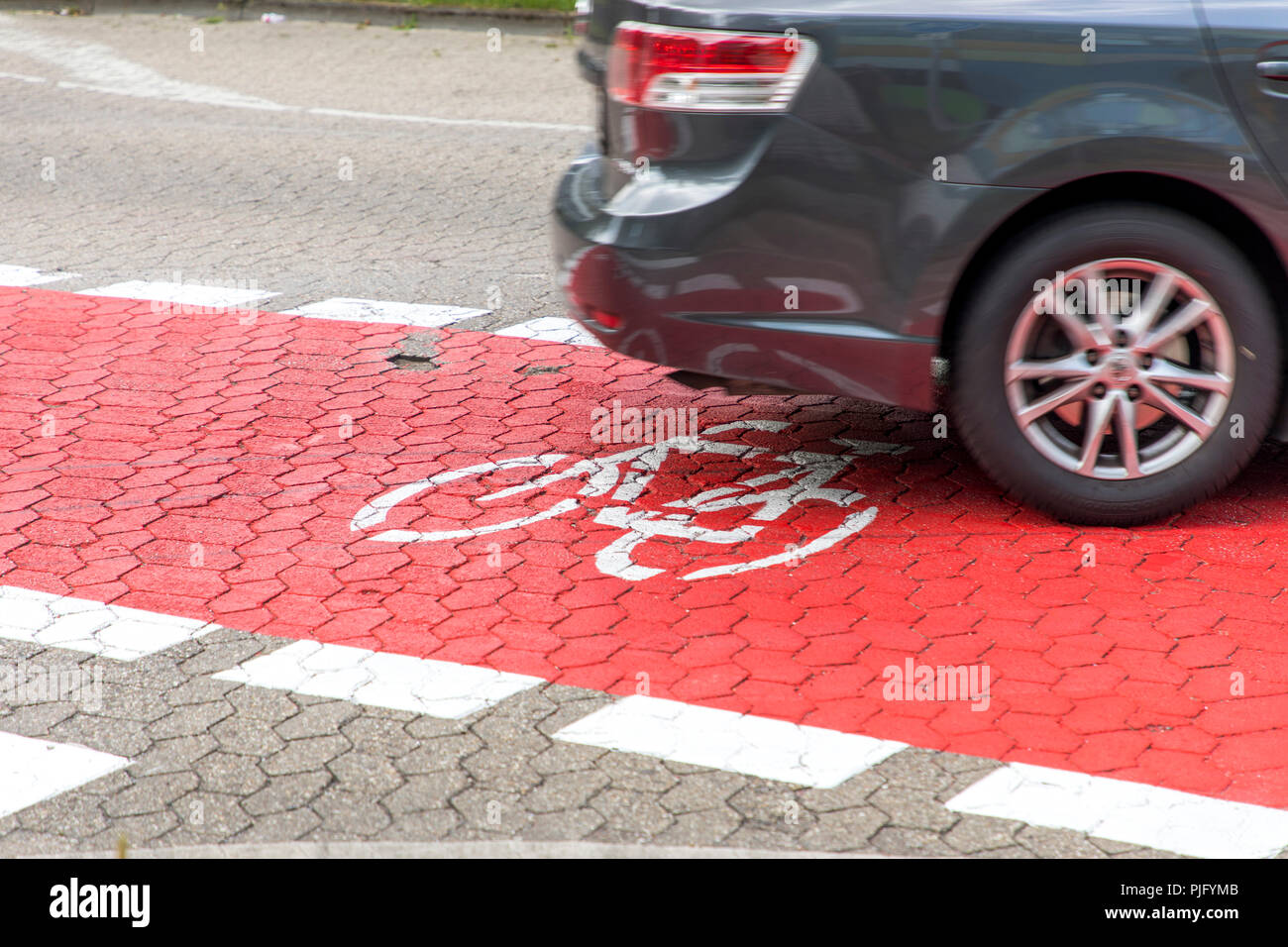 Radweg, extra große markierte Rad weg auf einer Straße in Bochum, Deutschland, Universität, Auto überqueren Sie den Rad weg, Stockfoto