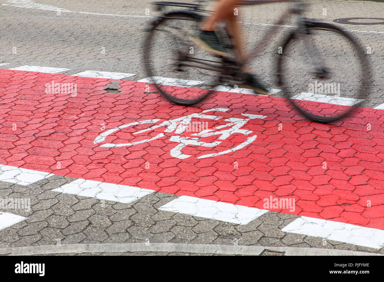 Radweg, extra große markierte Rad weg auf einer Straße in Bochum, Deutschland, Universität Stockfoto