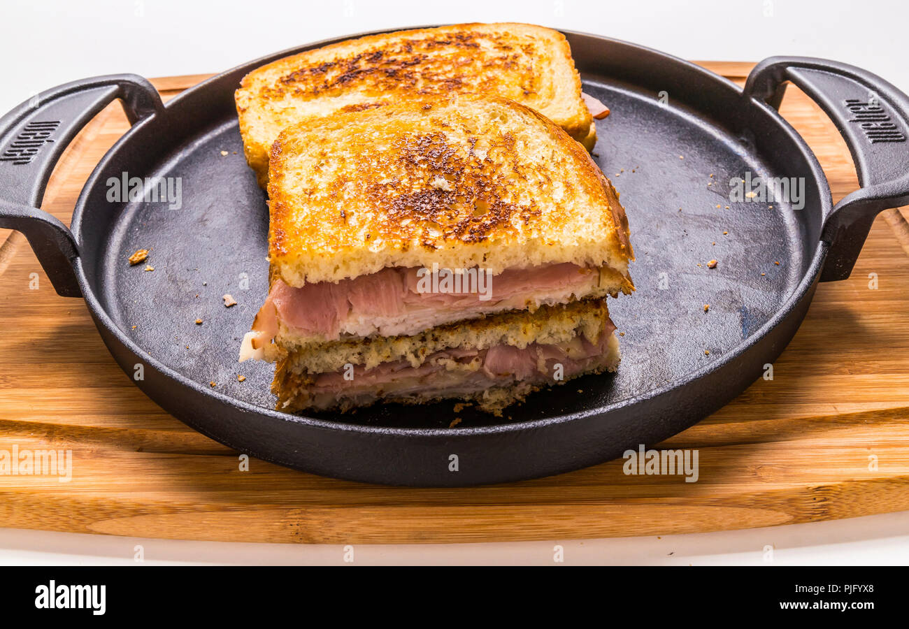 Gegrillter Schinken & Türkei & Käse Sandwich in Gusseisen Skillet auf Holz  Schneidebrett Stockfotografie - Alamy