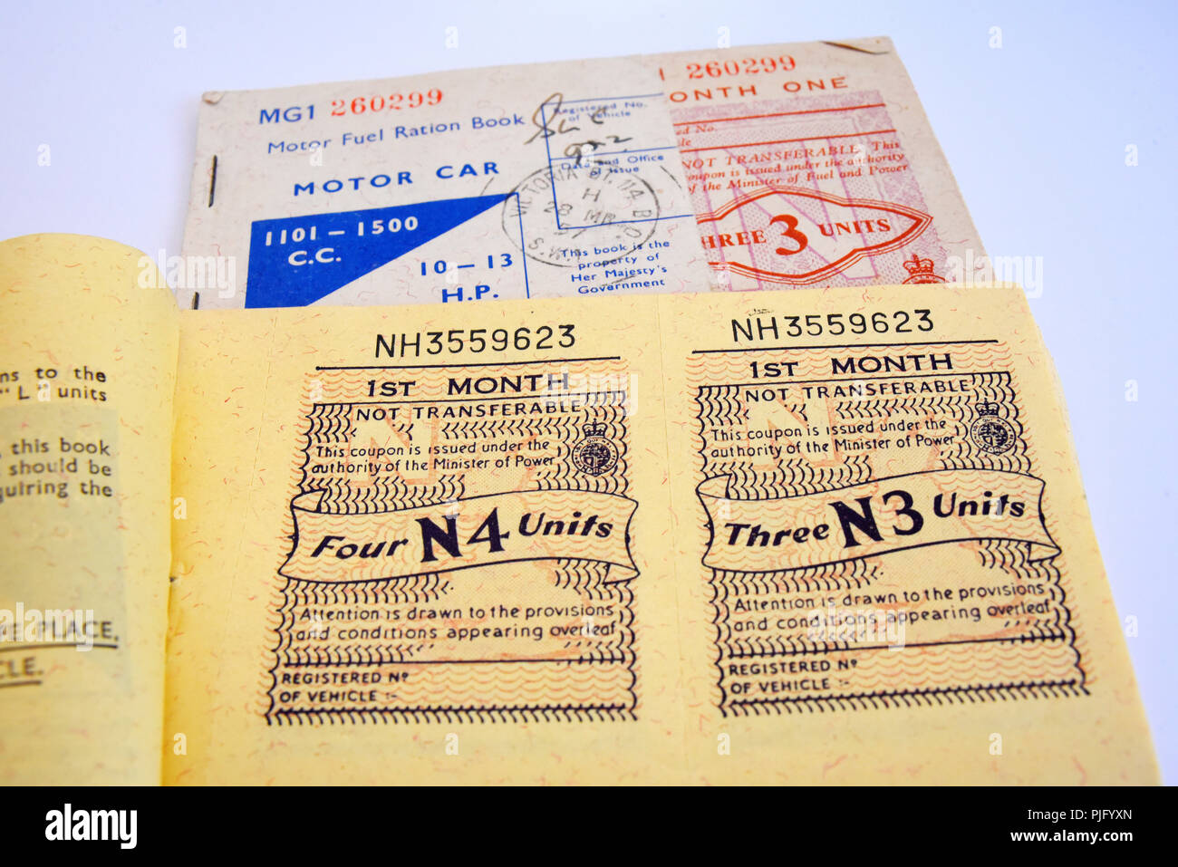 Kraftstoff Bezugsschein. Benzin Rationierung. Kraftstoff rationiert. Gutscheine für den Kauf von Autos Kraftstoff, Benzin, während der Nachkriegszeit Rationierung. Sparmaßnahmen Stockfoto