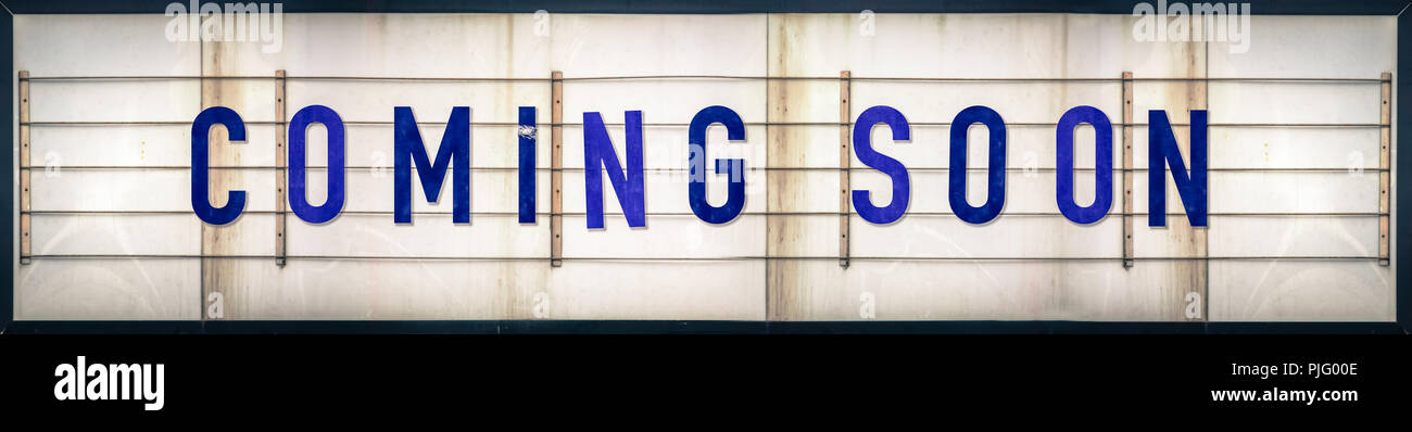 Ein Grungy alte verwitterte Bald Festzelt mit blauen Buchstaben Stockfoto