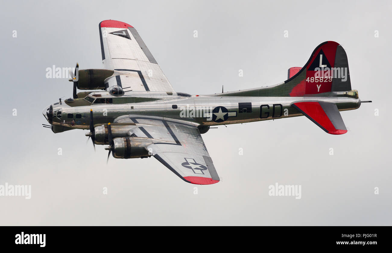 Yankee Lady, Boeing B-17 Flying Fortress am Donner fliegen über Michigan air show Stockfoto