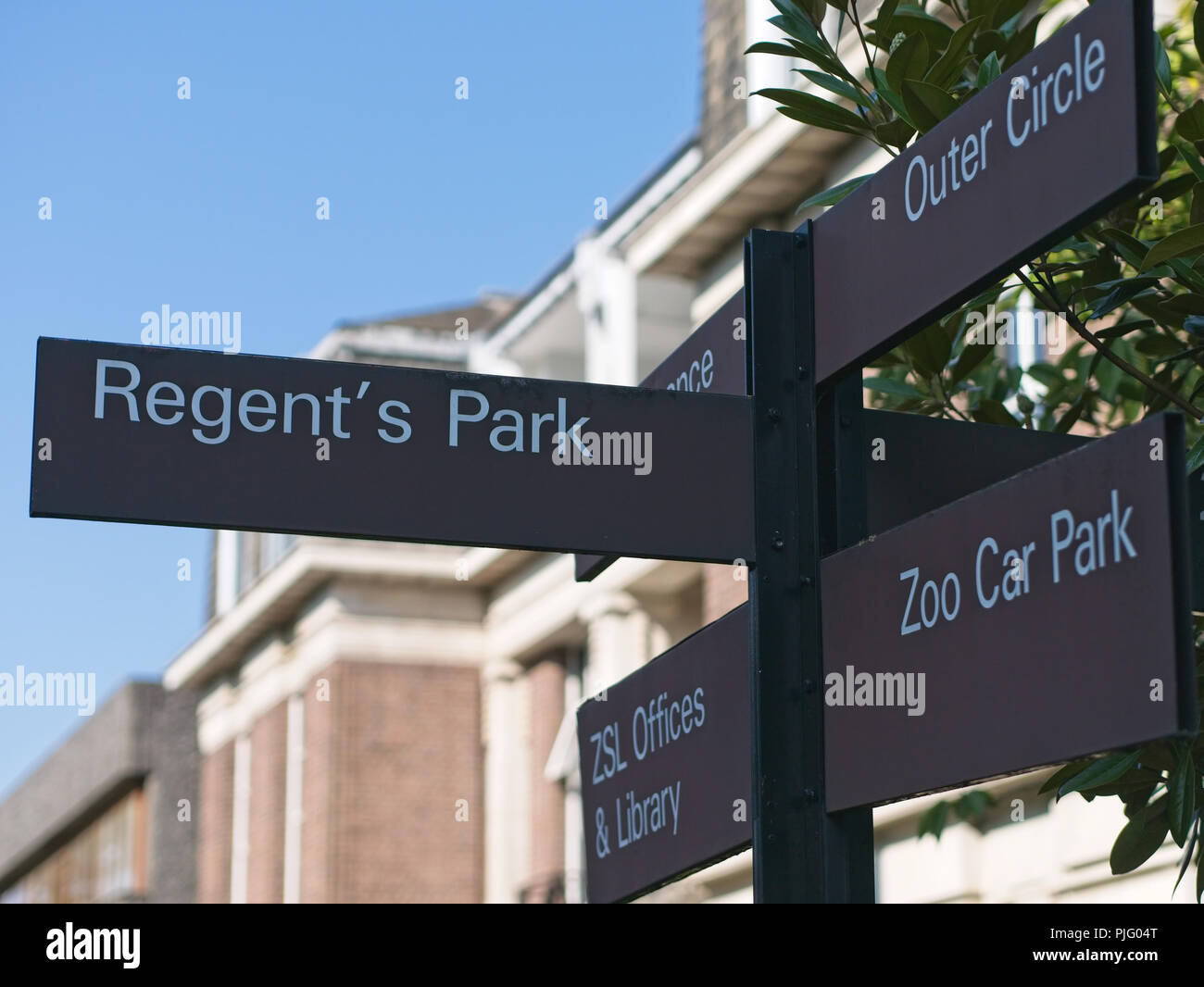 London, Großbritannien - 6 September, 2018: die Straße Richtung Schild am Regent's Park, Zoo Parkplatz, ZSL Büro & Bibliothek und äußeren Kreis zeigt. Stockfoto