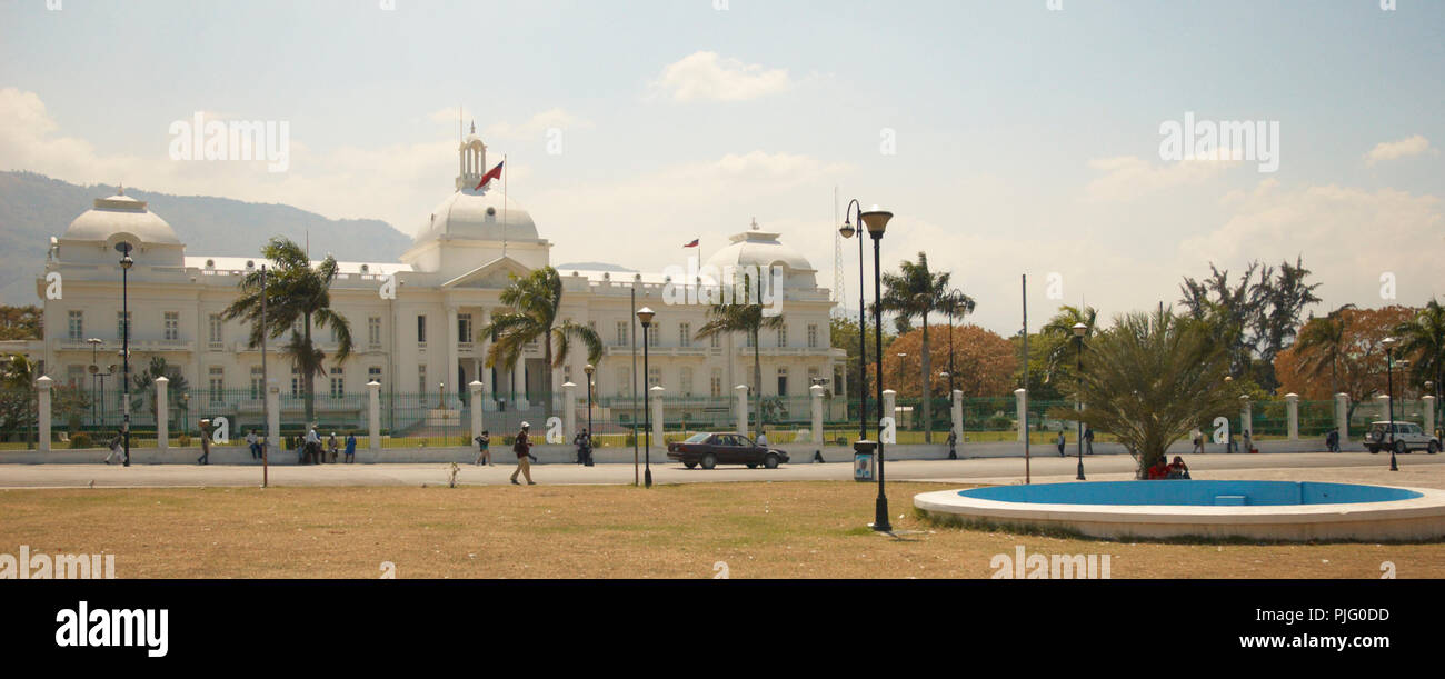 Die haitianische National Palace in Port-au-Prince - die offizielle Residenz des Präsidenten von Haiti. Die haitianische Nationalflagge fliegt vor Stockfoto