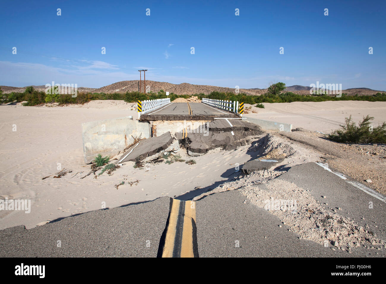 Ausgewaschen Flut Autobahn Straße und Brücke in der Mojave Wüste in der Nähe von Barstow, Kalifornien beschädigt. Stockfoto