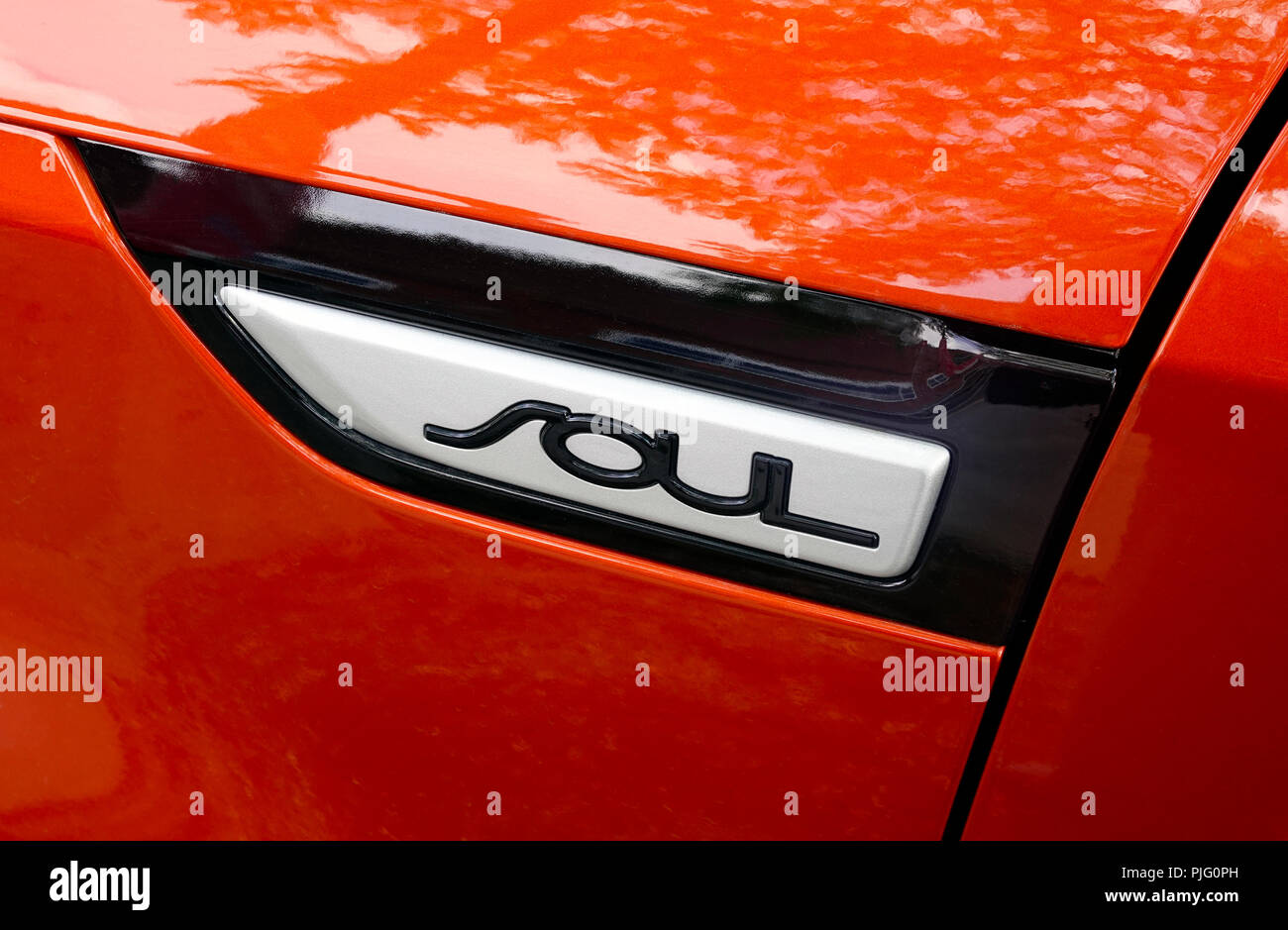 Nahaufnahme des Logo für eine rote Ville-Marie KIA Soul in Montreal, QC, Kanada Stockfoto