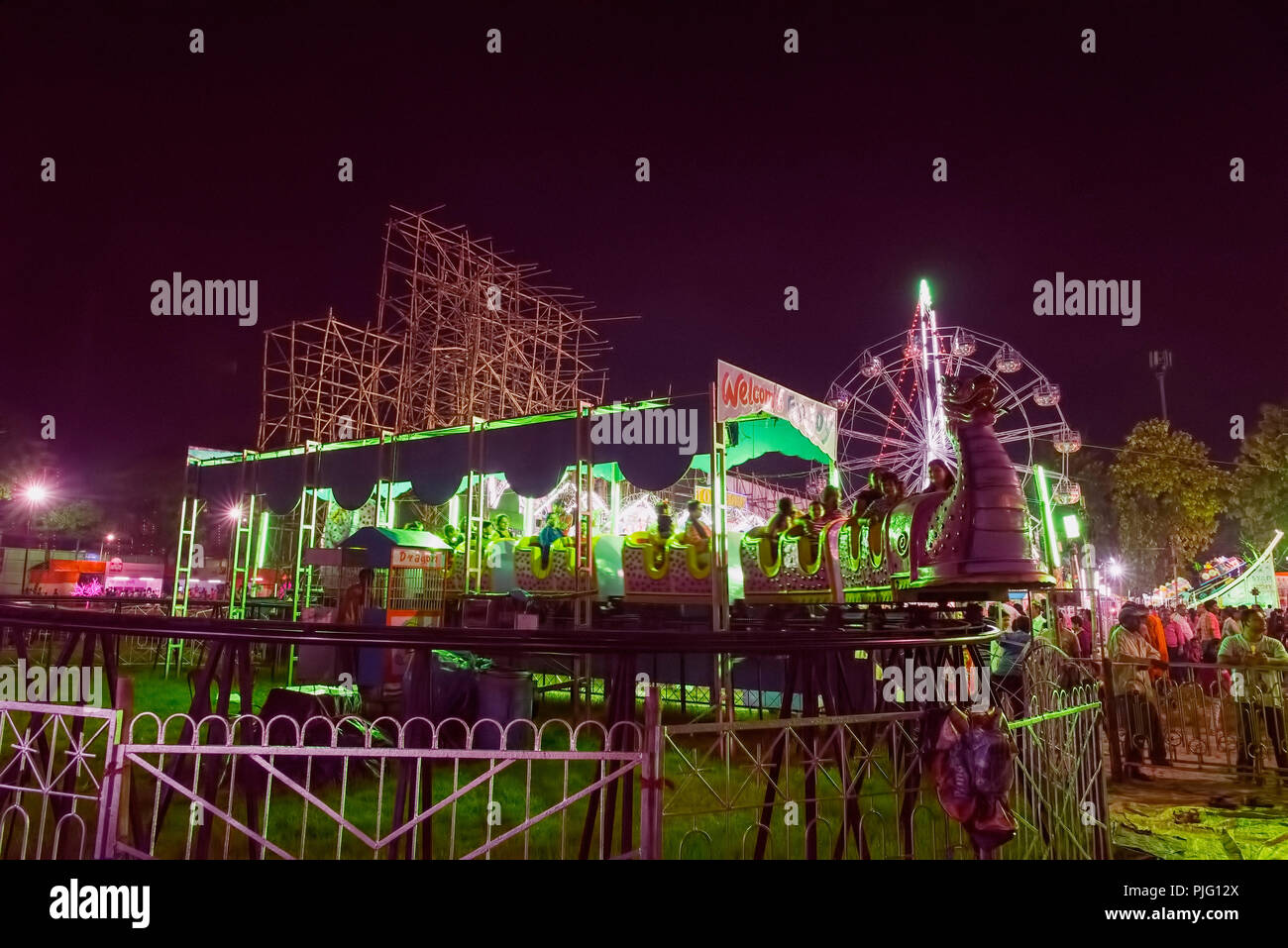 Durga Puja, Karneval, Freude Fahrt, Dragon, Schiene, Salt Lake, Kolkata, Indien. Stockfoto