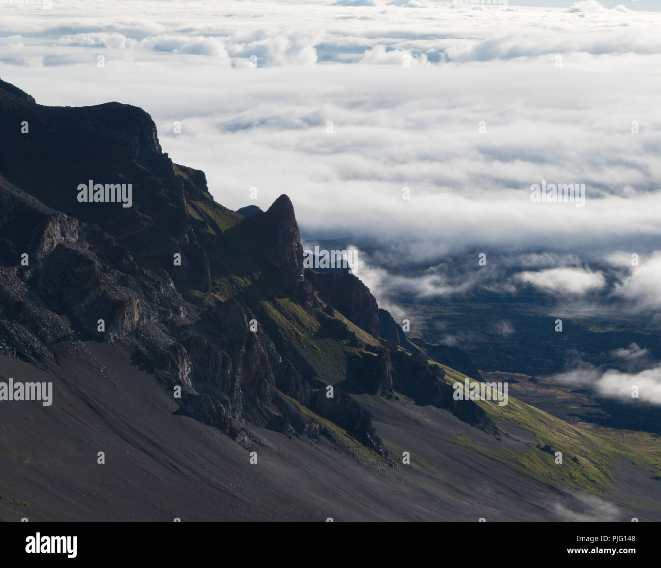 Die jenseitige und felsigen Landschaft der im Krater des Haleakala, einem schlafenden Vulkan 10.000 Fuß über der Insel Maui, Hawaii Stockfoto