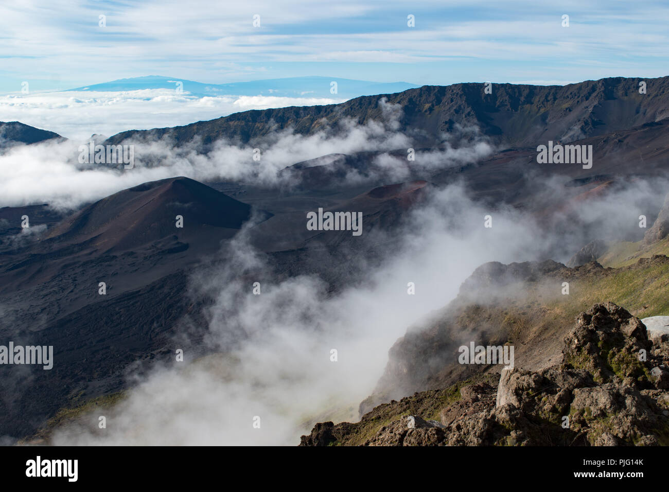 Die jenseitige und felsigen Landschaft der im Krater des Haleakala, einem schlafenden Vulkan 10.000 Fuß über der Insel Maui, Hawaii Stockfoto
